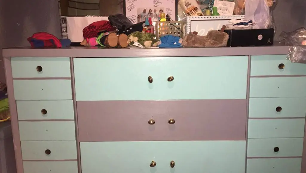 صورة خزانة أدراج في غرفة النوم باللونين الزهري والأبيض
