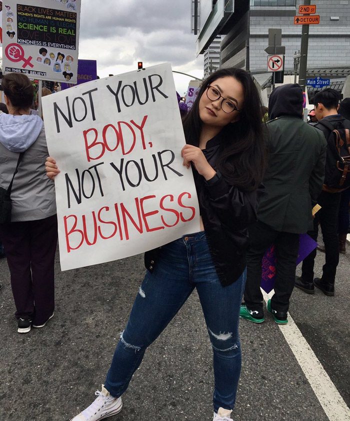 متظاهرة ترفع لافتة من أجل حقوق المرأة سنة 2017.