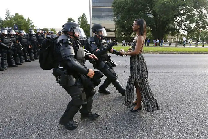 المتظاهرة (أيشيا إيفانس) Ieshia Evans محتجزة من قبل قوات الأمن بالقرب من المقر الرئيس لشرطة (باتون روج) Baton Rouge في (لويزيانا – الولايات المتحدة الأمريكية)، خلال تظاهرة ضد الإعدام بالرصاص لـ(آلتون ستيرلينغ) Alton Sterling، في 9 تموز/يوليو 2016.