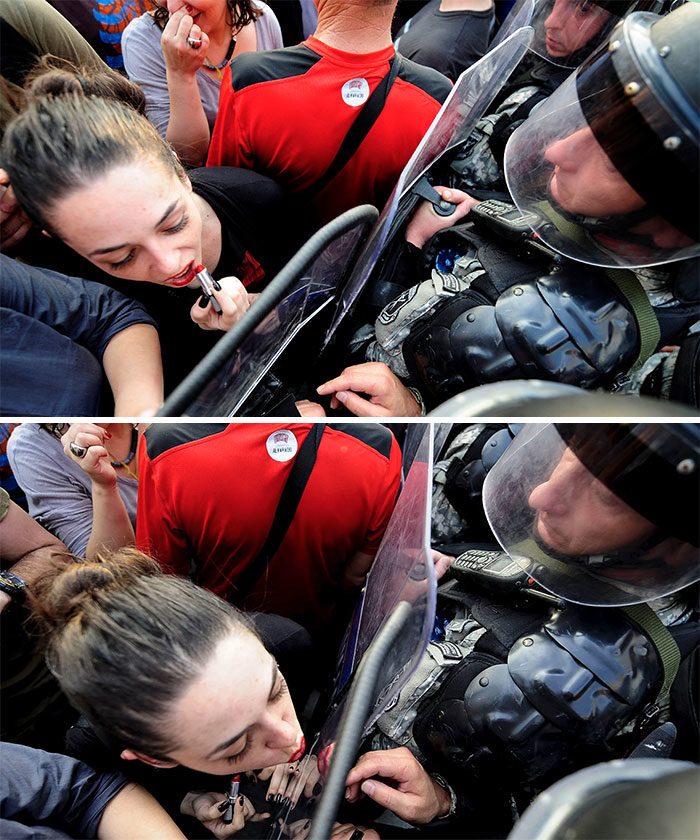 (ياسمينا غولوبوفسكا) Jasmina Golubovska تُقبِّل درع رجل شرطة أمام مبنى الحكومة المقدونية في (سكوبيا)، في 5 أيار/مايو 2015.