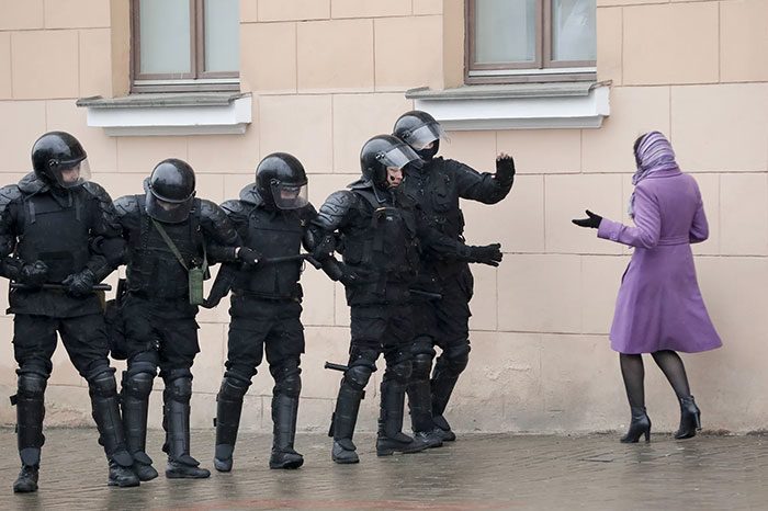 امرأة تتجادل مع رجال الشرطة البيلاروسية الذين يقطعون الطريق على مسيرة للمعارضة في (مينسك) Minsk في بيلاروسيا، حيث اعتُقِلَ المئات من الناس على خلفية احتجاجات ضد الرئيس الاستبدادي (أليكسند لوكاشينكو) Alexander Lukashenko، بتاريخ 25 آذار/مارس 2017.
