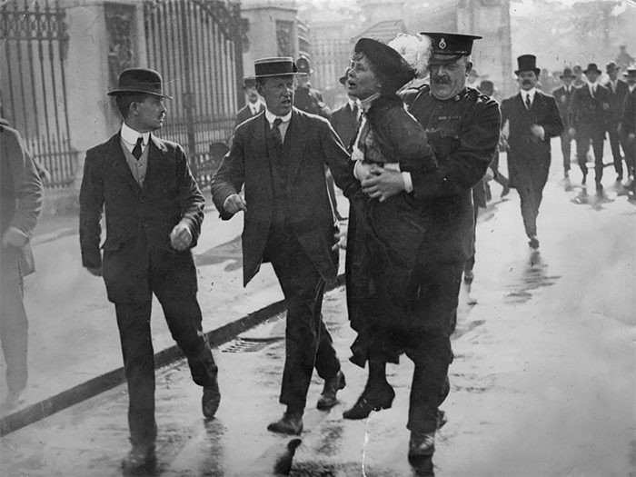 الناشطة (إيميلين بانكخورست) Emmeline Pankhurst مقبوضاً عليها خلال تظاهرة خارج قصر (باكينغهام) Buckingham، في كانون الثاني/يناير 1914.