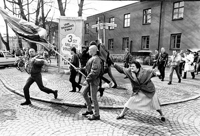 (دانوتا دانيلسون) Danuta Danielsson تضرب أحد النازيين الجدد بحقيبتها في (فيكخو – السويد)