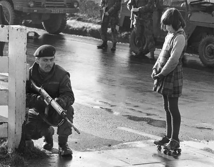 شابة ترتدي حذاء التزلج تُظهِر عدم خوفها للجندي في (ديري – إيرلندا الشمالية) سنة 1969.