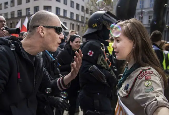 طالبة بعمر 16 سنة تُدعى (لوسي ميليسكوفا) تتحدى تظاهرة للنازيين الجدد.