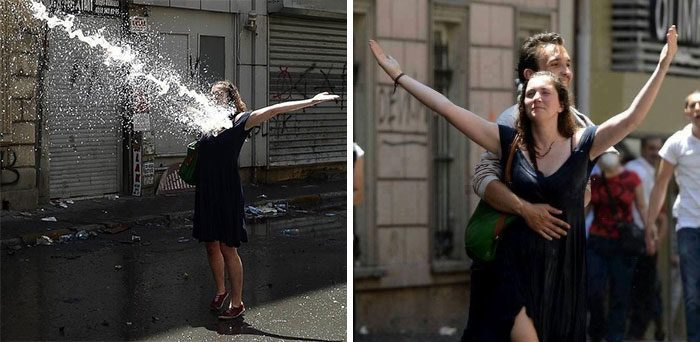 امرأة تتصدى لمدفع الماء في تركيا سنة 2013.