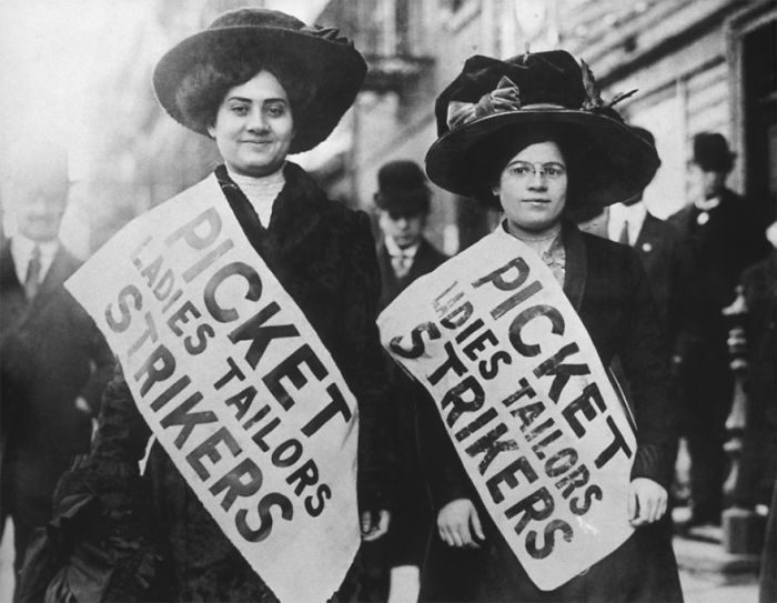 اعتصام لاثنتين من عاملات الملابس، عام 1909 تقريباً.
