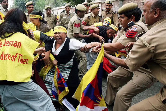 شرطي هندي يعتقل امرأة تيبيتية أثناء مظاهرة أمام القنصلية الصينية، وذلك بمناسبة يوم انتفاضة المرأة التيبيتية في (نيودلهي – الهند)، بتاريخ 12 آذار/مارس 2008.