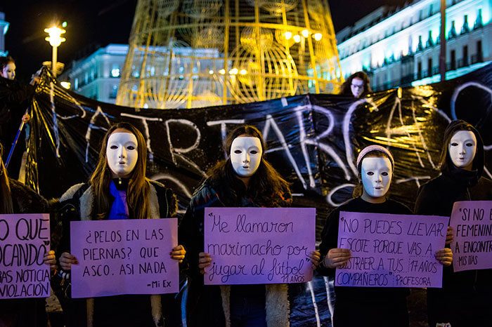 احتجاج لنساء يرتدين الأقنعة ضد العنف القائم على الجندر أثناء تظاهرة في (مدريد – إسبانيا) من أجل اليوم العالمي لمناهضة العنف القائم على الجندر، بتاريخ 25 تشرين الثاني/نوفمبر 2015.
