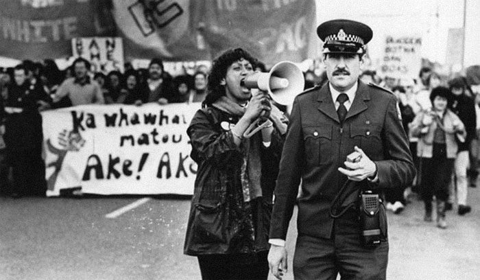 امرأة تصرخ في وجه شرطي خلال احتجاج ضد التمييز العنصري سنة 1981.