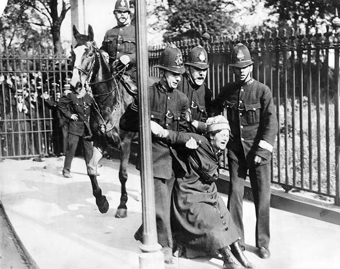 اعتقال امرأة أثناء قيامها بحملة من أجل حق المرأة في الاقتراع من قبل رجال الشرطة سنة 1910، لم تحصل النساء البريطانيات على حقوقهن في الاقتراع حتى عام 1928.