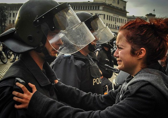 فتاة ترجو رجال الشرطة عدم استخدام القوة ضد المتظاهرين في (بلغاريا) في تشرين الثاني/نوفمبر 2013.