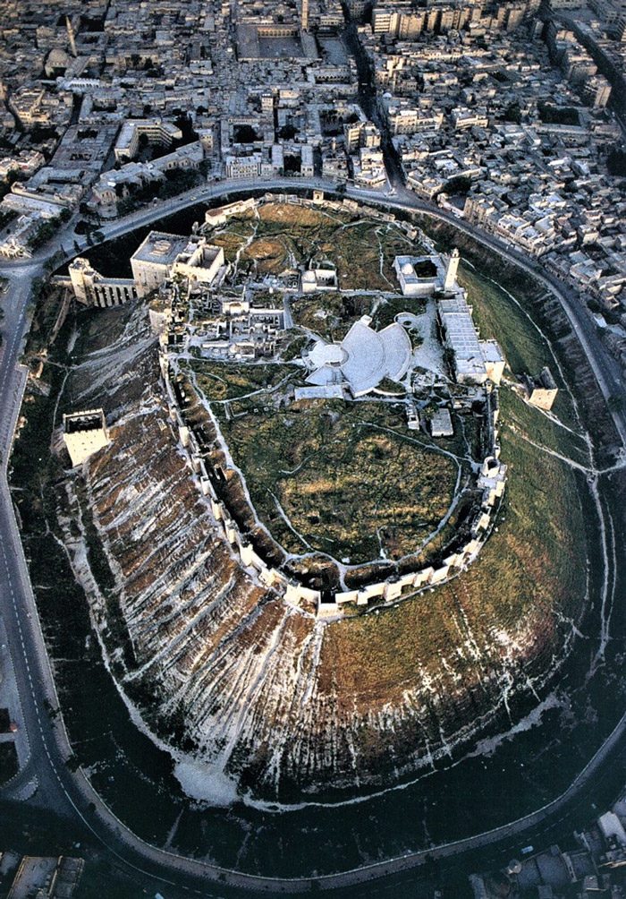صورة جوية لقلعة حلب مع المدينة القديمة