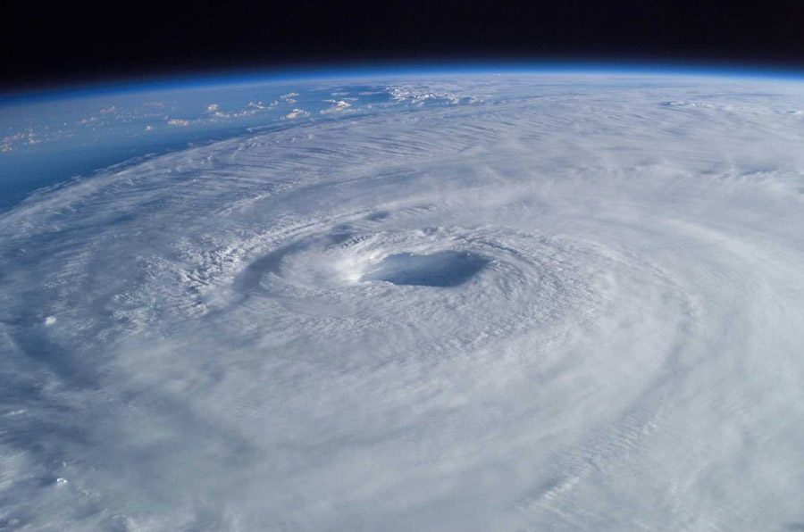 إعصار مصور من محطة الفضاء الدولية