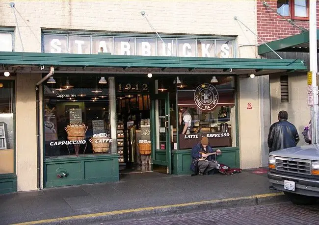 أول مقهى Starbucks