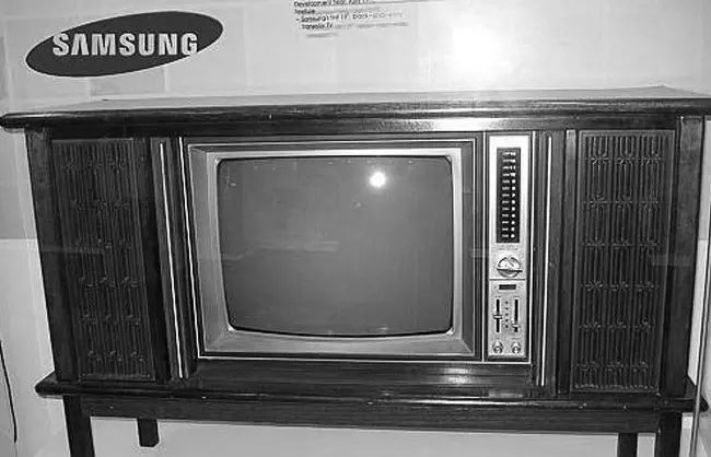 أول تلفاز Samsung