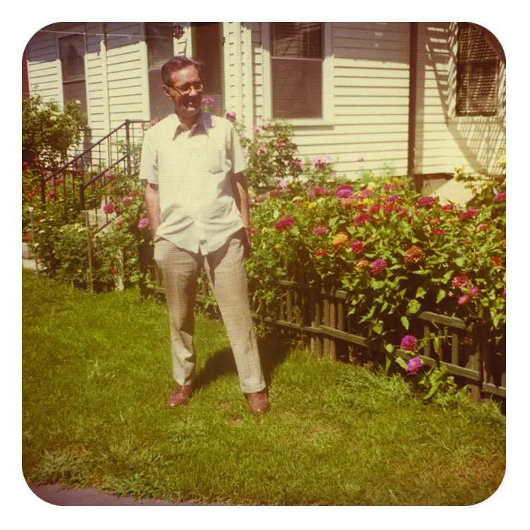 هـ. ن. مولايسون، خارج منزل عائلته في هارتفورد الشرقية، كونكتيكت. التقطت الصورة في سبعينات القرن الماضي