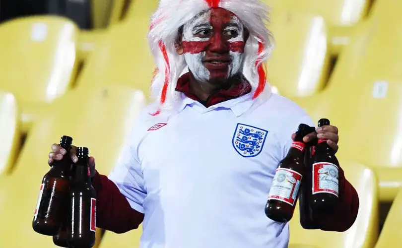 مشجع إنجليزي يحمل بيرة