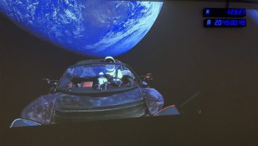 سيارة تيسلا التي أطلقتها شركة (سبايس آكس) في الفضاء