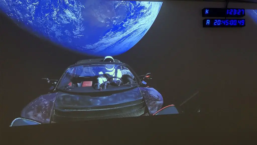 سيارة تيسلا التي أطلقتها شركة (سبايس آكس) في الفضاء