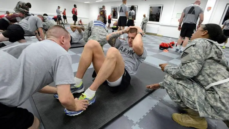 جنود يمارسون الرياضة