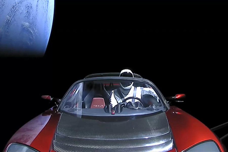 سيارة (تيسلا) في الفضاء الخارجي