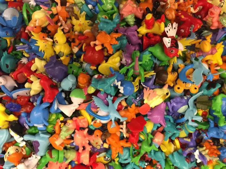 كومة كبيرة من الألعاب البلاستيكية الملونة.