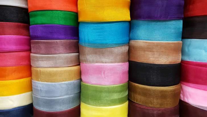 كومة من لفافات قماشية ملونة