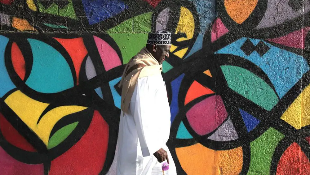 مواطن سعودي يسير في أحد شوارع الرياض