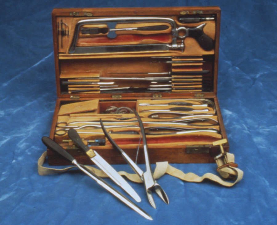 حقيبة أدوات طبية قديمة