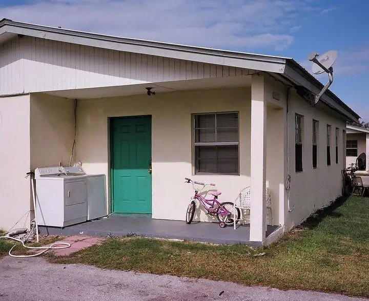 منزل أحد المدانين جنسيا المقيم بقرية (ميراكل) ودراجة زهرية اللون في الخارج