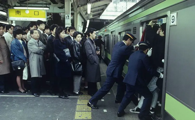 دافعو الركاب في المترو طوكيو