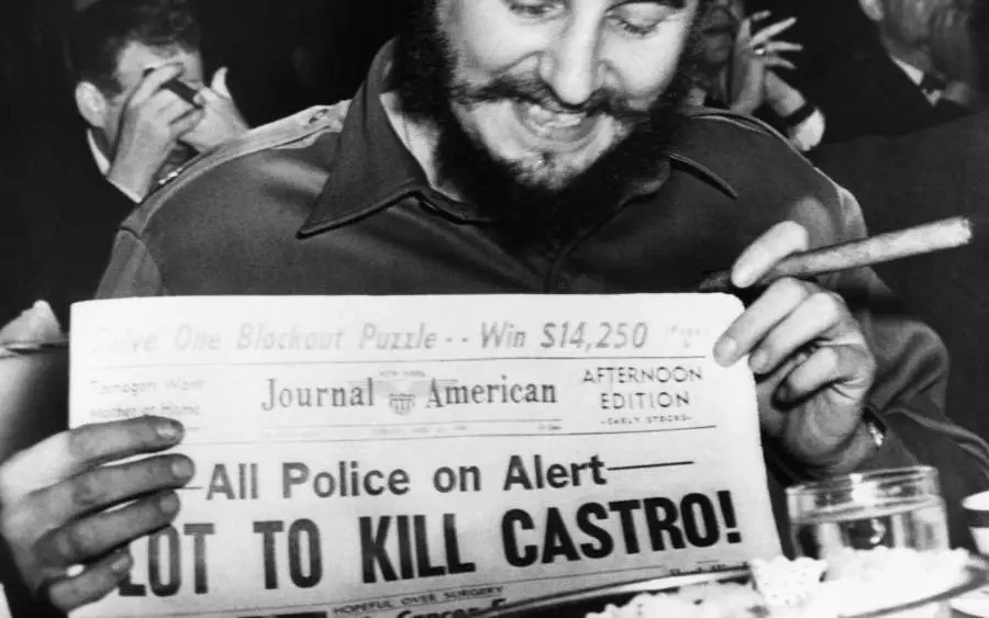 صورة فيدال كاسترو يحمل إصدار جريدة بعنوان عريض يفيد بكونه أكثر شخص يتعرض لمحاولات الاغتيال في العالم.