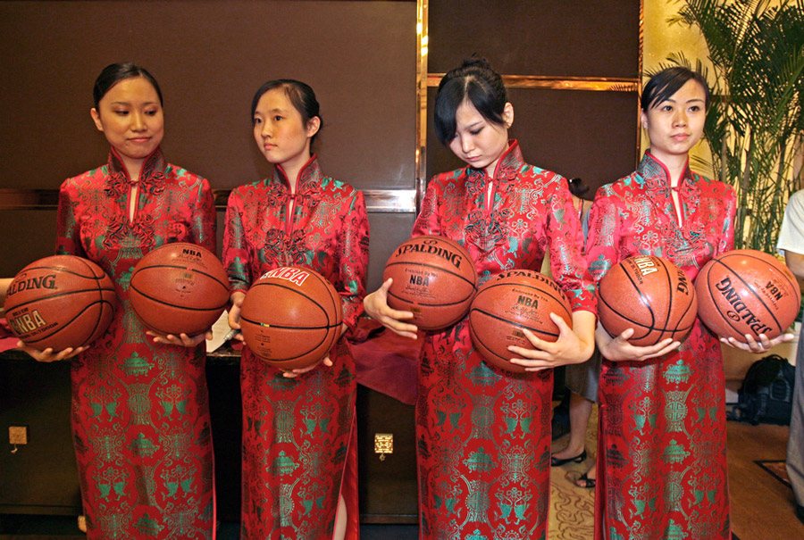 نساء صينيات يحملن كرات السلة