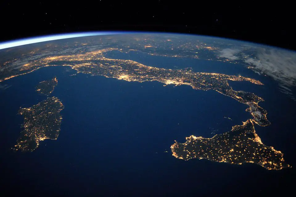 إيطاليا من الفضاء ليلا