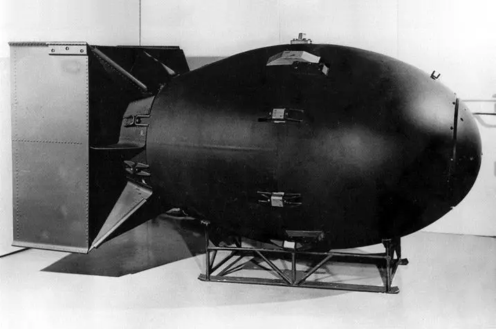 أول قنبلة نووية