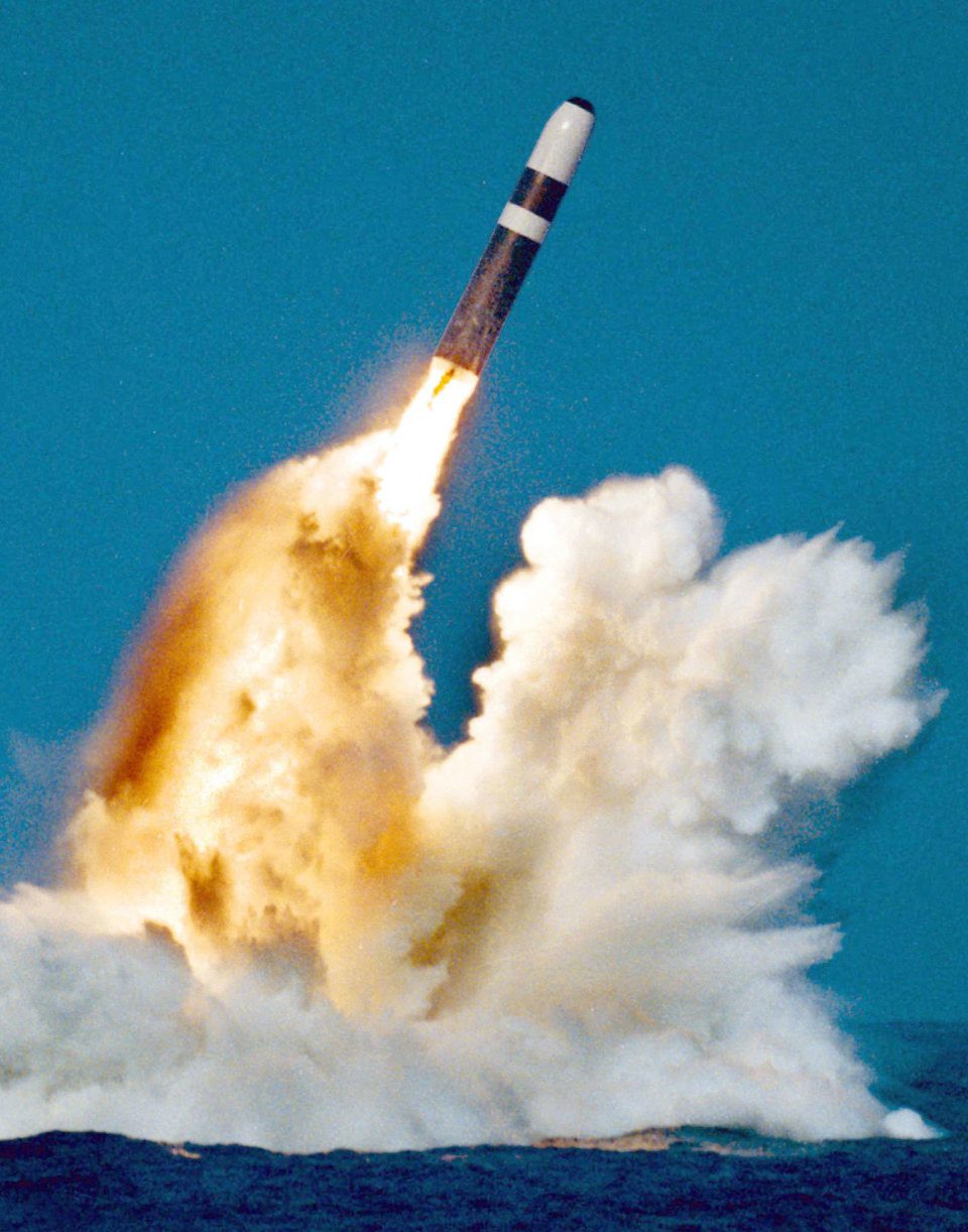 إطلاق صاروخ (ترايدنت 2) Trident II أو الـ(دي 5) D-5 من على متن غواصة.