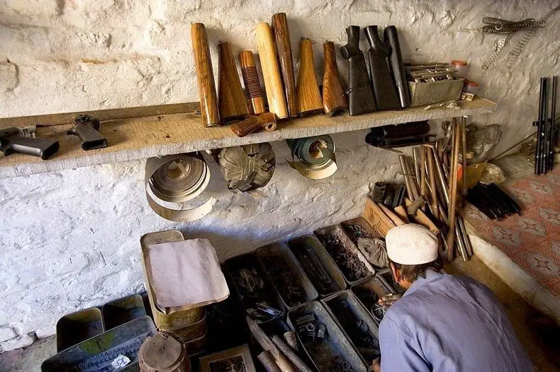 إحدى ورشات صناعة الأسلحة المقلدة غير القانونية في قرية (دره آدم خيل)