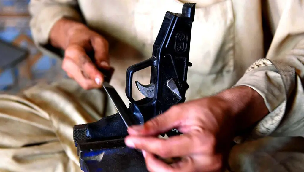 رجل يصنع الأسلحة في قرية (دره آدم خيل) في باكستان
