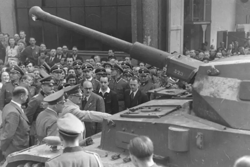 هتلر وهو يعاين إحدى الدبابات في سنة 1944