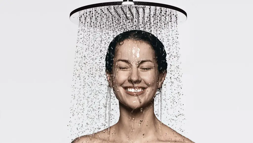 امرأة تستمتع بالاستحمام
