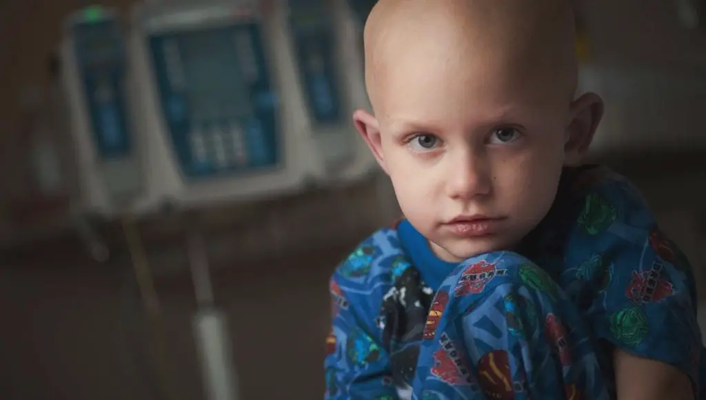 طفل حليق الرأس من مصابي السرطان