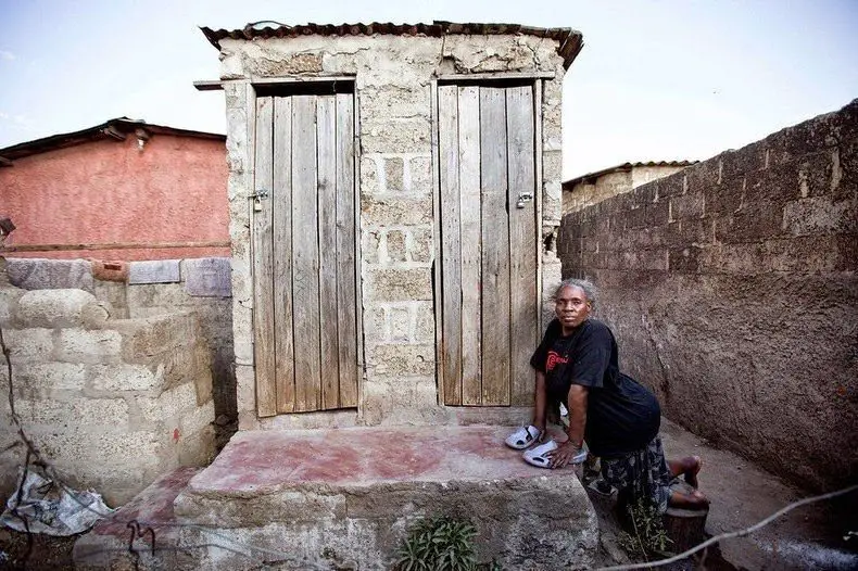 امرأة زامبية أمام مرحاض عمومي