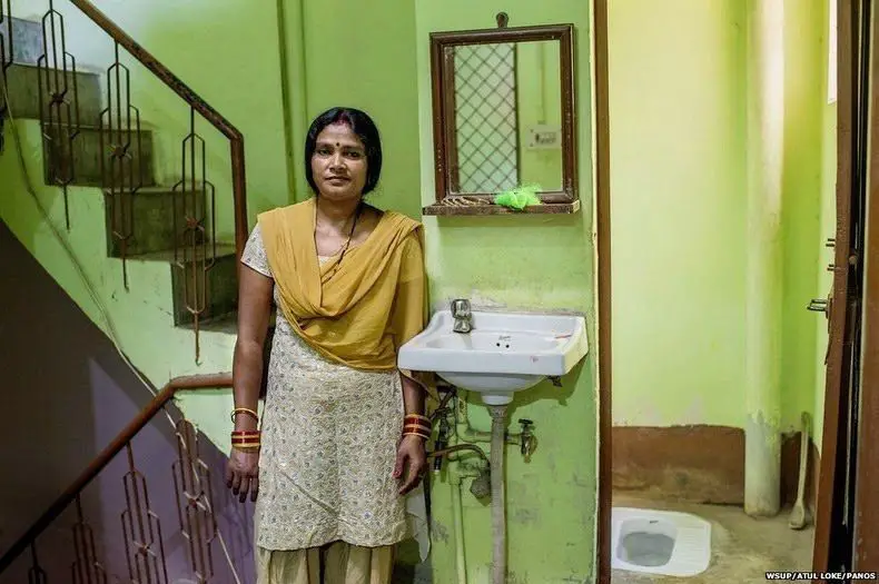 امرأة هندية داخل حمام منزلها