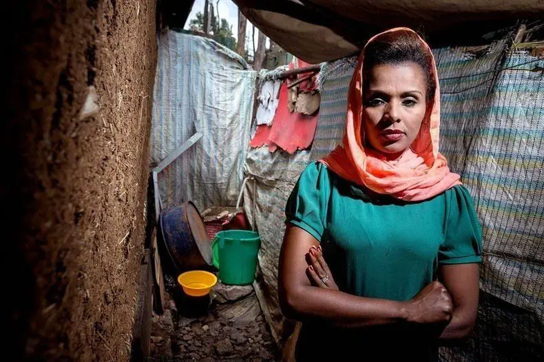 امرأة إثيوبية أمام مرحاض منزلها