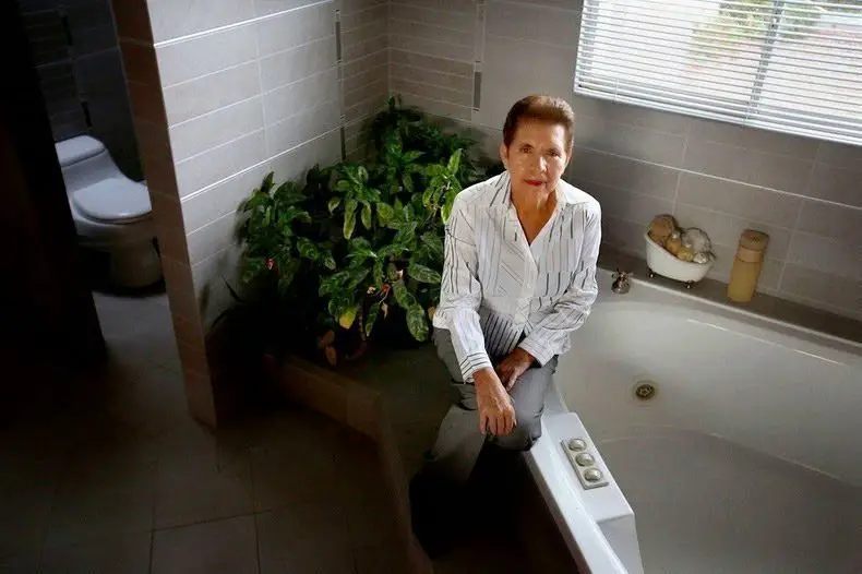 امرأة في الإكوادور أمام مرحاض بيتها الأنيق