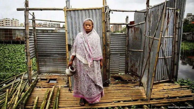 امرأة من بنغلاديش أمام مرحاض خارجي متردي