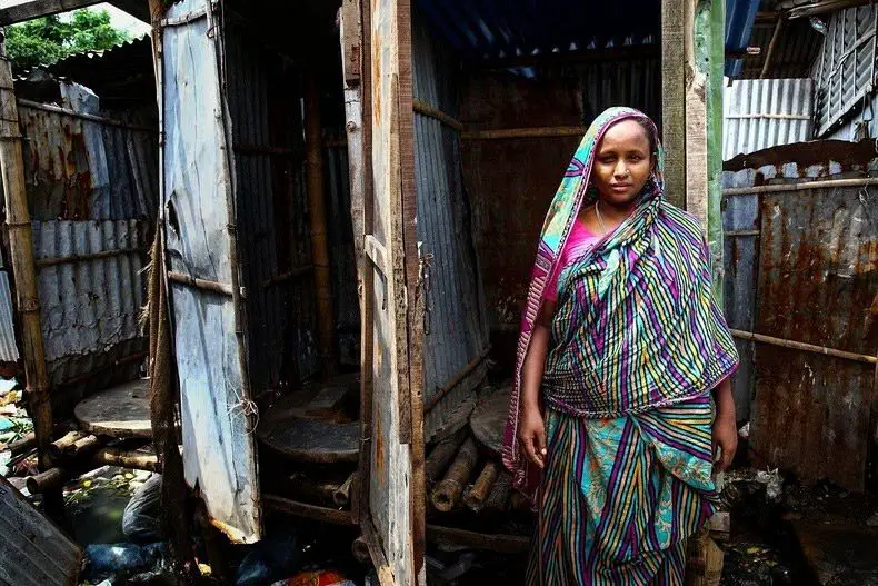 امرأة بنغلاديشية أمام مرحاض