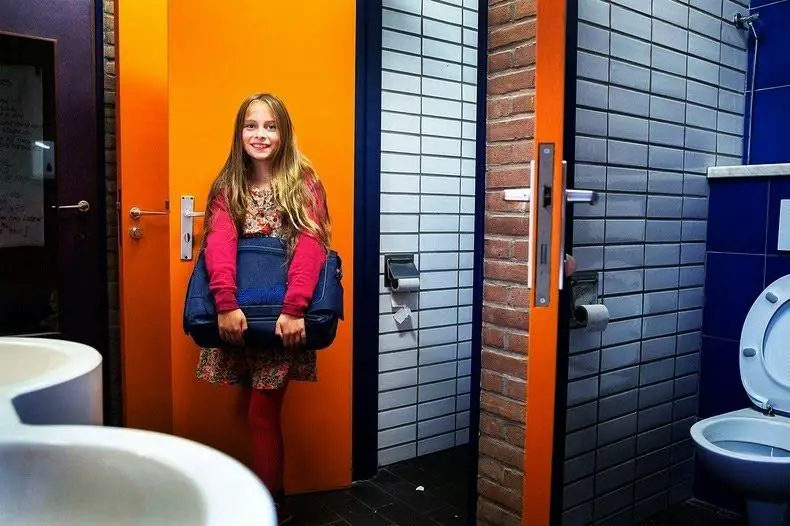 فتاة داخل مراحيض المدرسة في بلجيكا