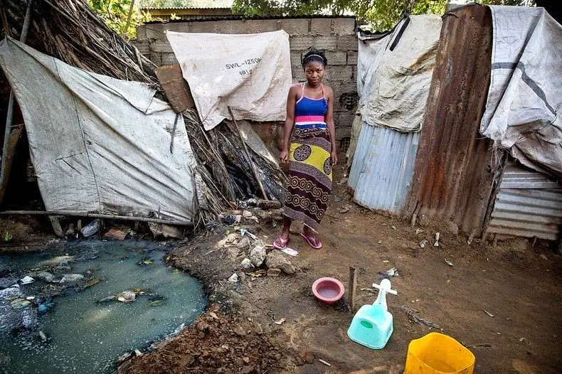 فتاة في الموزمبيق بدون مرحاض